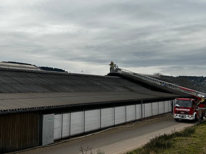 B2 – Brand einer Photovoltaikanlage auf einem landwirtschaftlichen Betriebsgebäude in Niederkyll