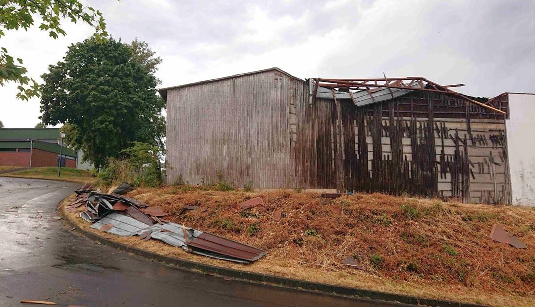 H2 – Unwettereinsatz: abgedecktes Hallendach nach Unwetter in der Burgstraße in Lissendorf